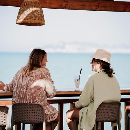 Klajdi Resort & Spa Голем Екстериор снимка Two women at a beach bar