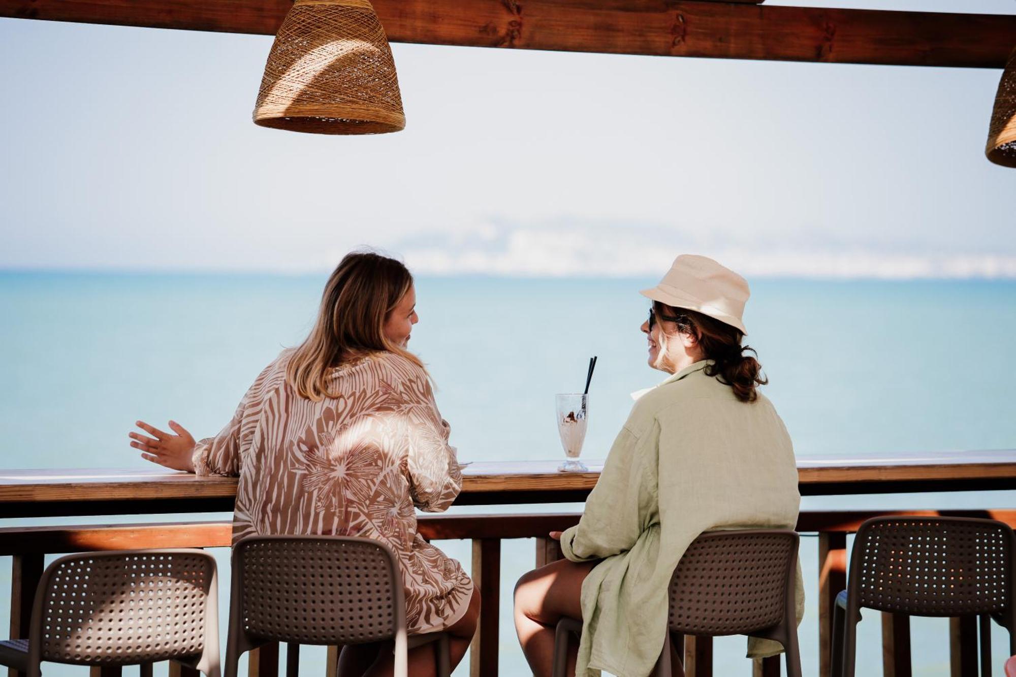 Klajdi Resort & Spa Голем Екстериор снимка Two women at a beach bar