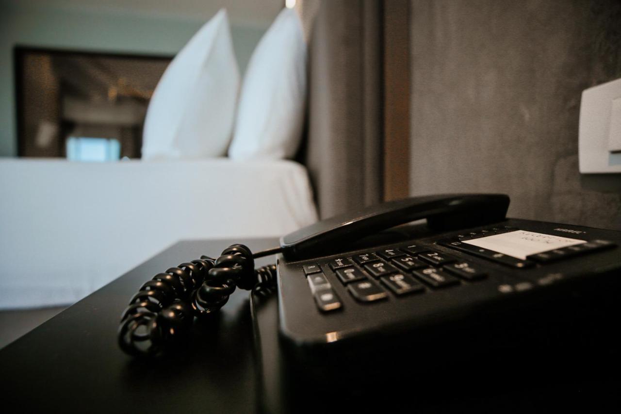 Klajdi Resort & Spa Голем Екстериор снимка A telephone in a hotel room