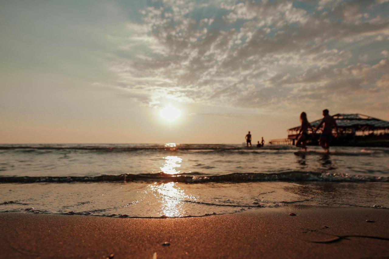 Klajdi Resort & Spa Голем Екстериор снимка Sunset at the beach